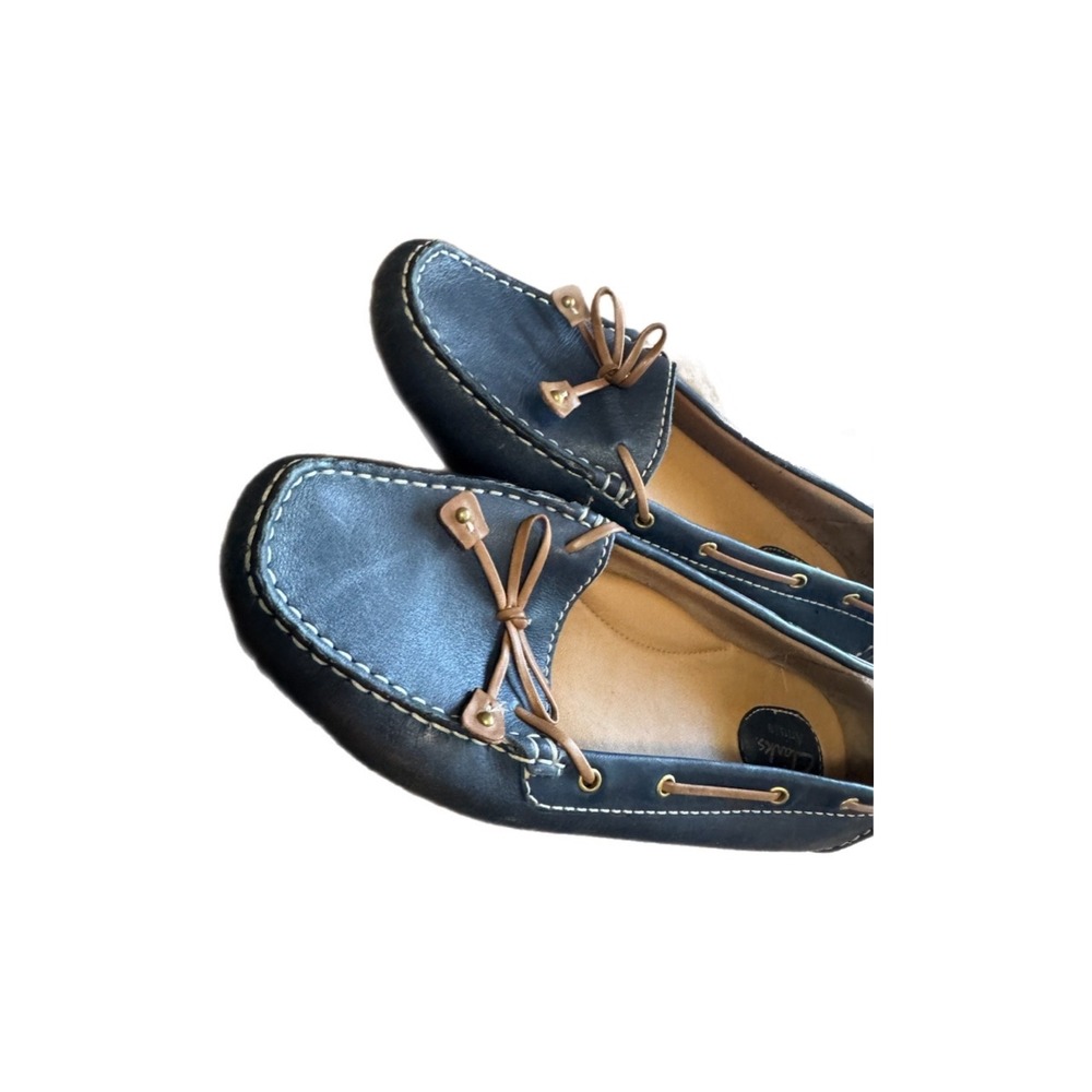 Clarks Boat Shoes Womens 10M Navy Blue Leather Artisan Loafers Excellent Bow - Picture 4 of 9